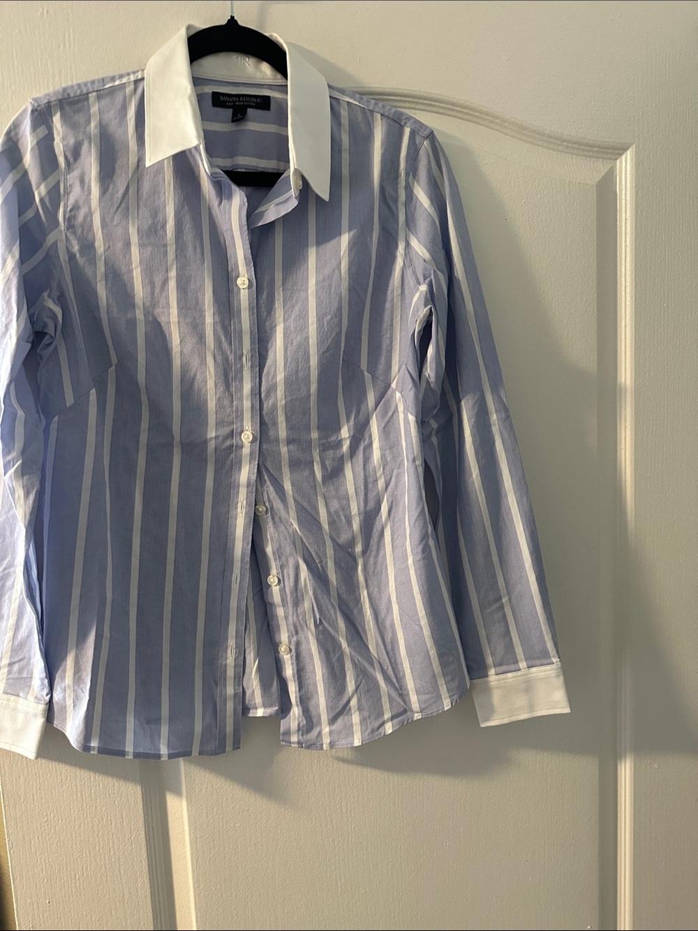 Banana Republic women’s light Blue & White Striped Dress Shirt